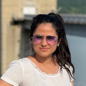 Meet your Posher, Adela